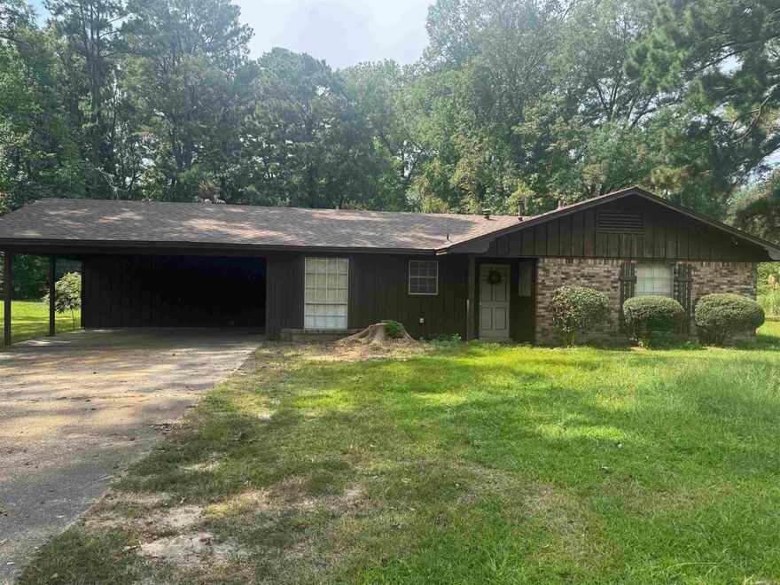 3Br 2BA 1337 sqft, New Roof, New A/C unit, .80ac Just outside of city limits