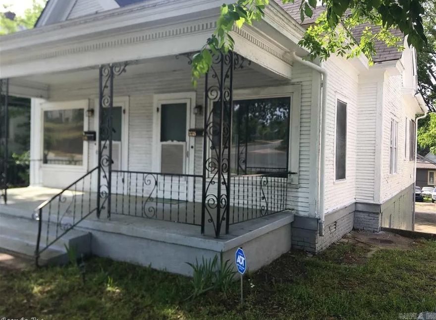 1,196 total sq ft spacious duplex in the heart of Little Rock! Both 1 bed 1 bath units are currently rented on a yearly lease. Cash flowing property. Water and electric paid for by landlord. Please do not disturb tenant, and please provide pre-approval or proof of funds before showing!