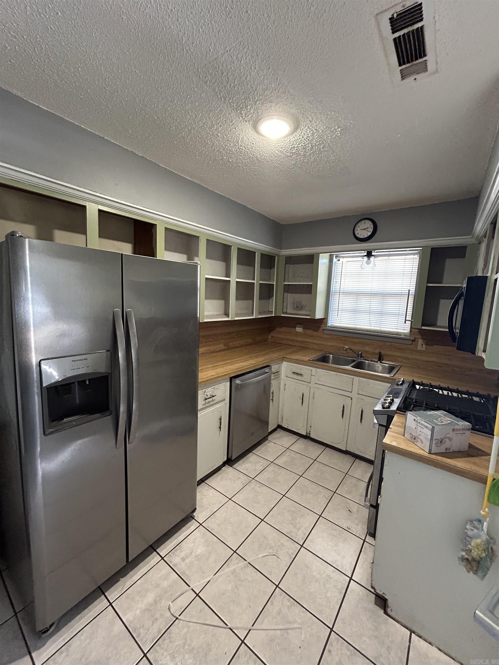 PEBBLE LAKE - Residential