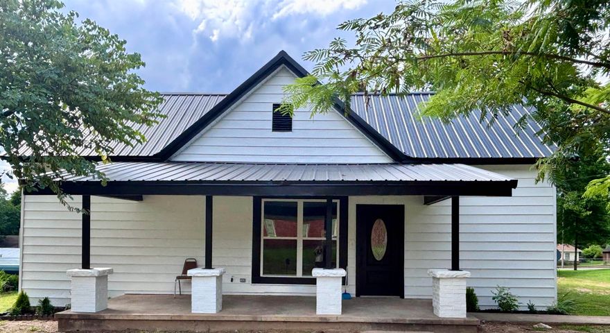 Fully remodeled 3 bed 2 bath!! All appliances are new and convey!! Move in ready!! Detached spacious garage!! This is the perfect starter home! Call today!