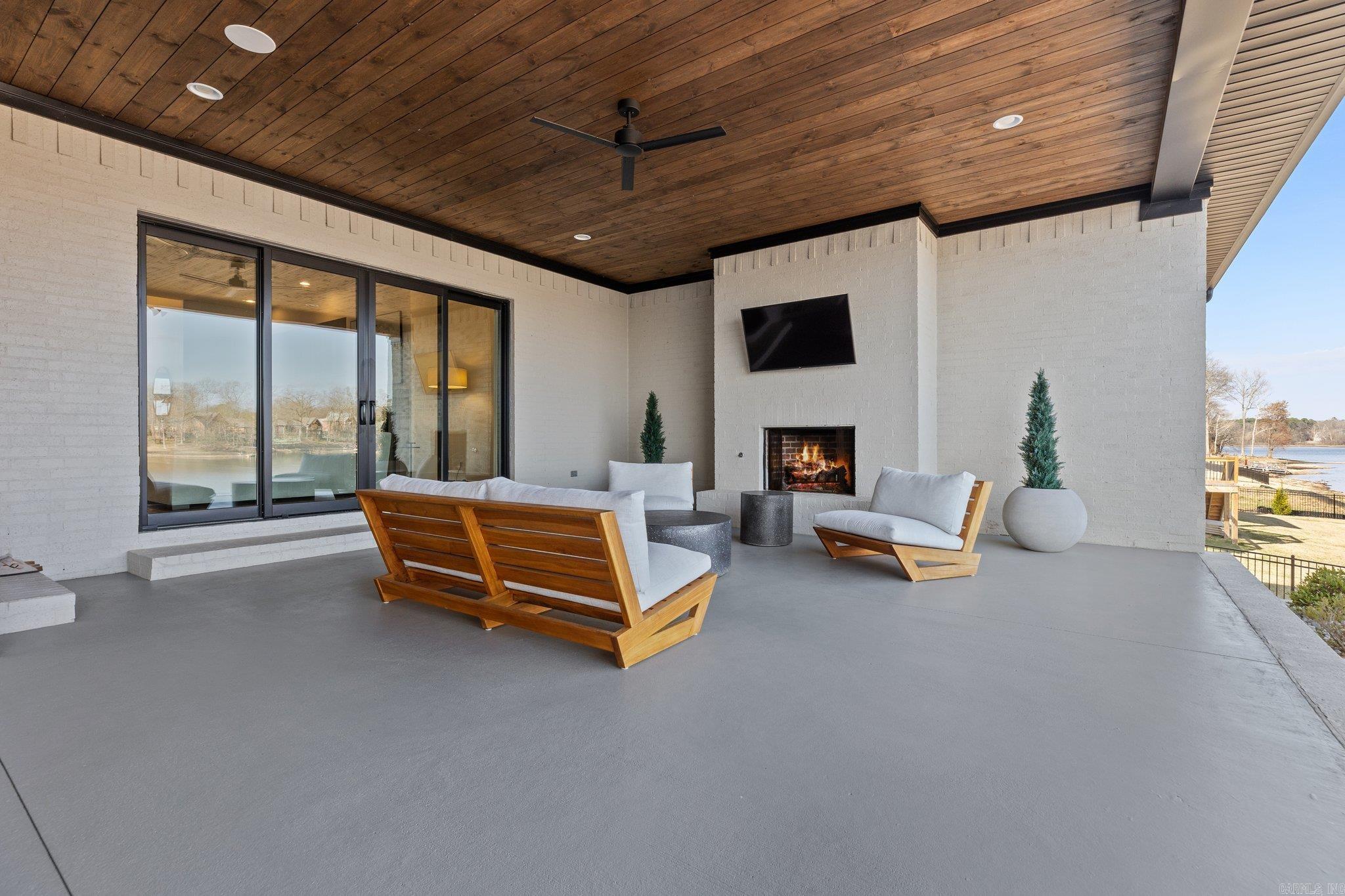 THE POINTE HURRICANE ESTATES - Residential