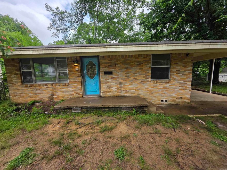 Cozy 3BD/1.5BA in North Little Rock. Living room has hard flooring, ceiling fan, and plenty of natural light. Separate dining is to enjoy meals with family or friends. Ceiling fans in the bedrooms. tenant occupied, 24-hour notice for showings. Pictures were taken before the tenant moved in. Lease in place. Monday-Friday showings only. Any offer needs to have the following verbiage included "buyer is aware there is a lease in place and agree to the lease terms". lease ends 12/31/2026