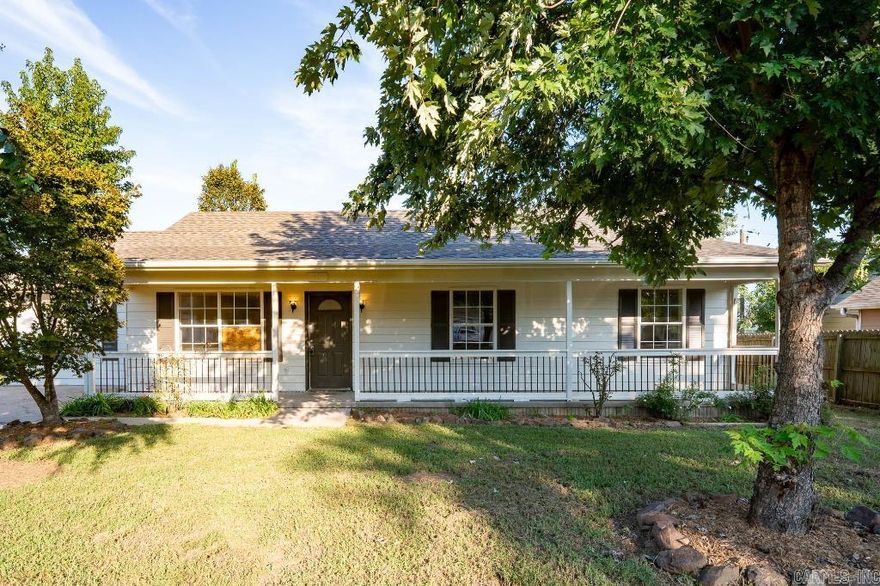 FANTASTIC 3 BED 2 BATH HOME. NEW LVT, NEW FRESH NEUTRAL PAINT, NEW ROOF, NEW HVAC, NEW WATER HEATER  AND MUCH MORE. SUPER CLEAN MOVE IN READY