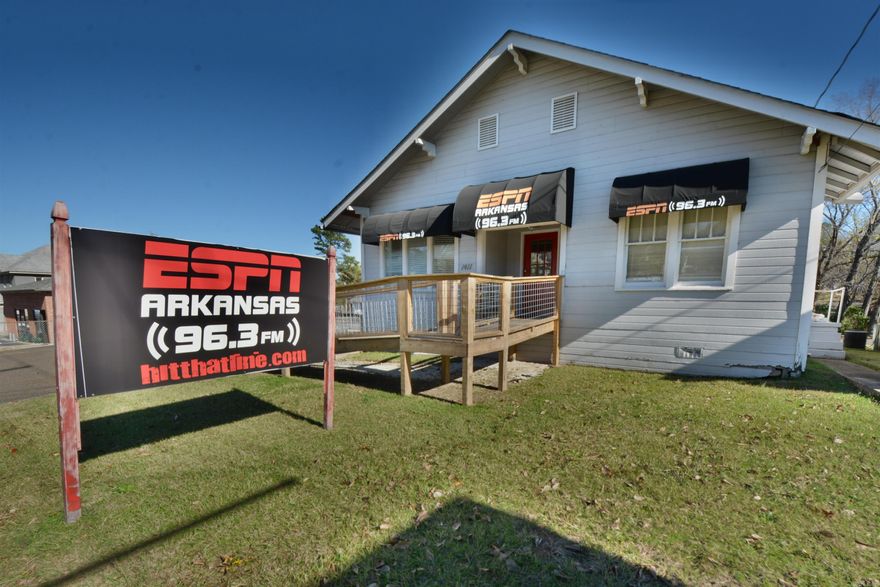 WELL ESTABLISHED TENENT IN WELL MAINTAINED BUILD ON CENTRAL AVE. HOT SPRINGS, AR. --LARGE PARKING LOT WITH ADA ACCESS TO FRONT DOOR-- SET UP AS OFFICE SPACES WITH RECEIPTION AREA.