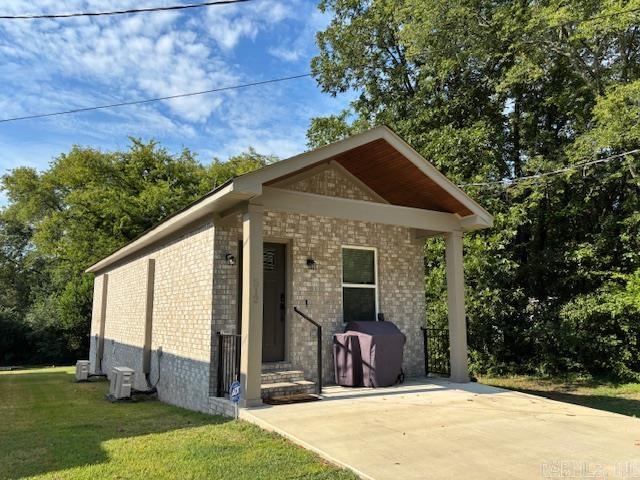 Located in area of historic charm in Hot Springs, this home is convenient to all you need. Downtown, Oaklawn, shopping, medical & bypass is mere minutes away by Central Ave which is easily accessed via controlled intersection. Finished just a year ago, modern is combined with comfortable style with this build. The interior was nicely designed to fully utilize the space. No parking hassles with off-street parking at front. An attached storage area at back has room for the extras. A generous sized back yard has trees buffering the side, making for a relaxing outdoor space.