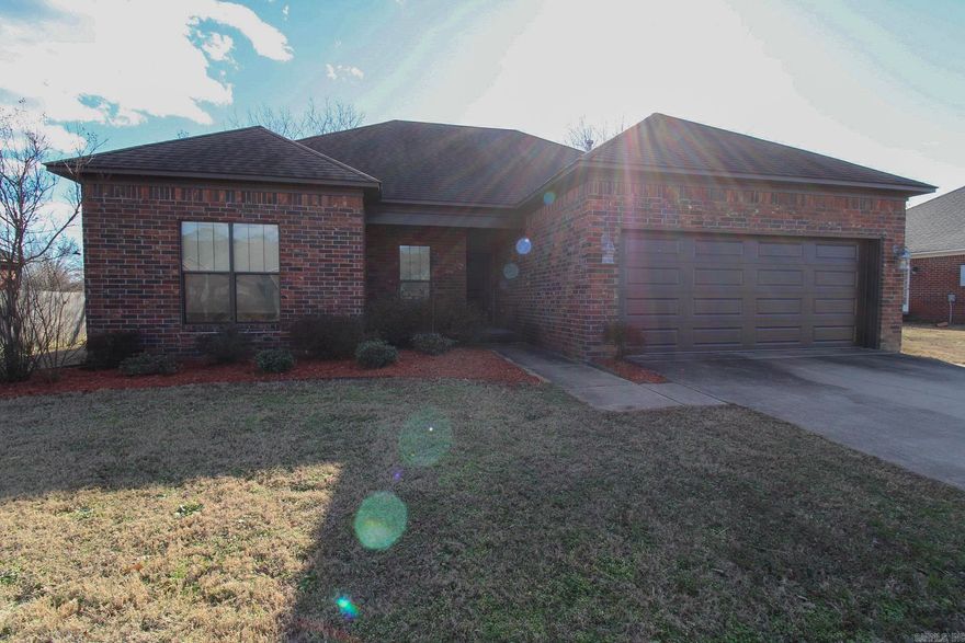 Great 3 bedroom home located in the desirable Vilonia School District. Conveniently close to schools, shopping, and the bypass. Fresh interior paint throughout gives this home a clean, move in ready feel!