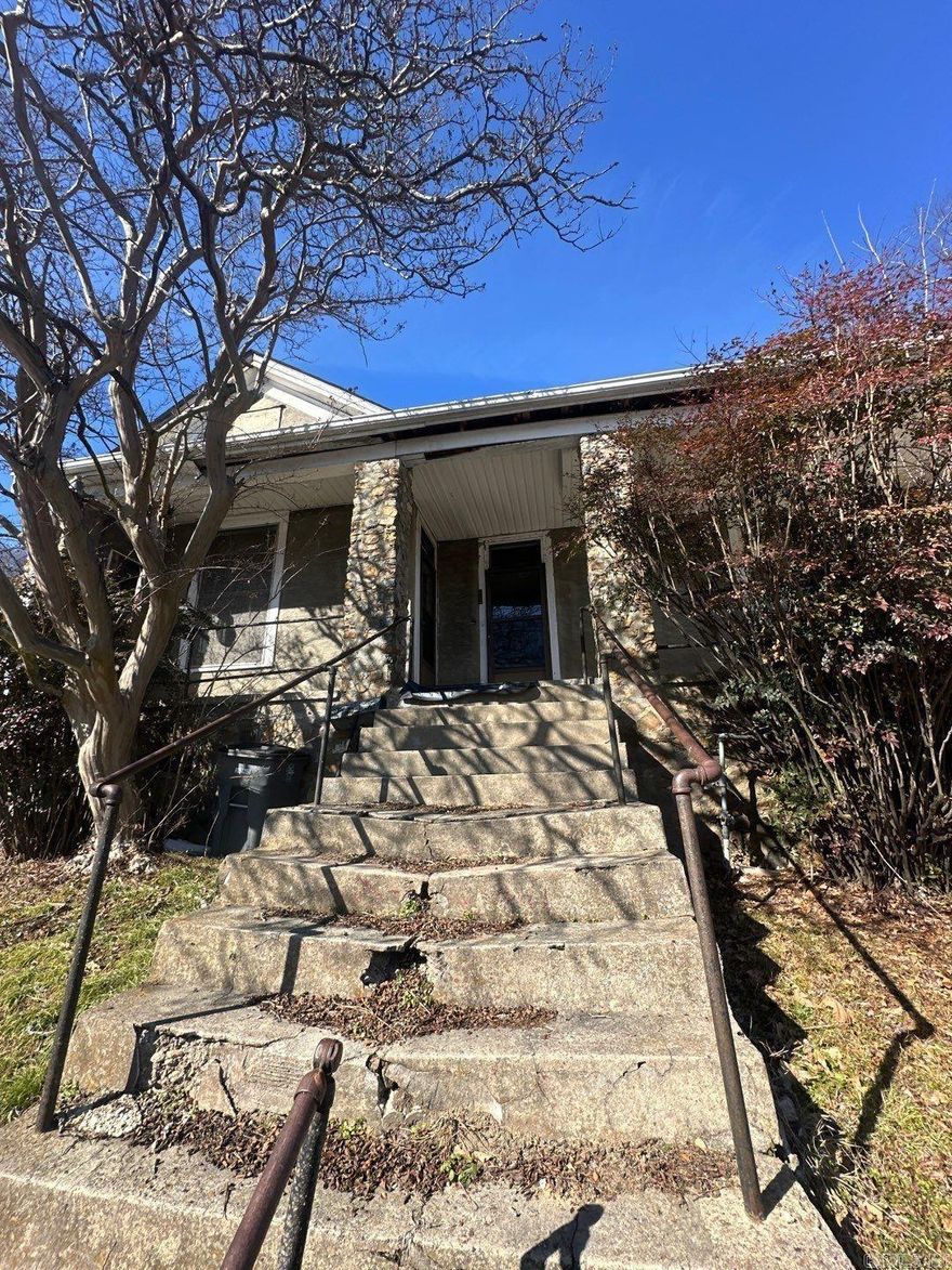 LARGE FIXER READY FOR AN INVESTOR!!! ALMOST 2k SQ FT!  AGENTS, SEE REMARKS.