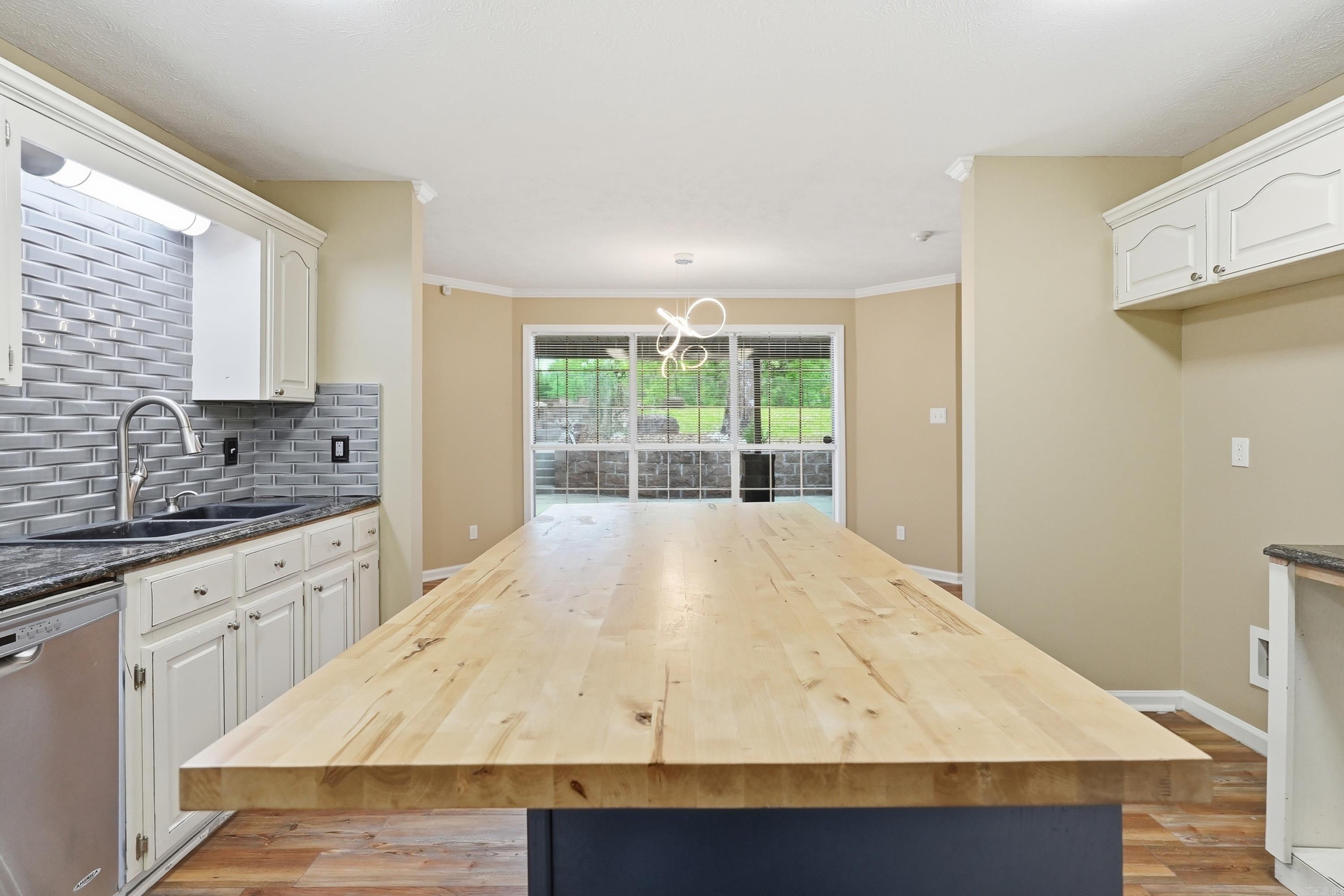 COUNTRY ESTATES - Residential