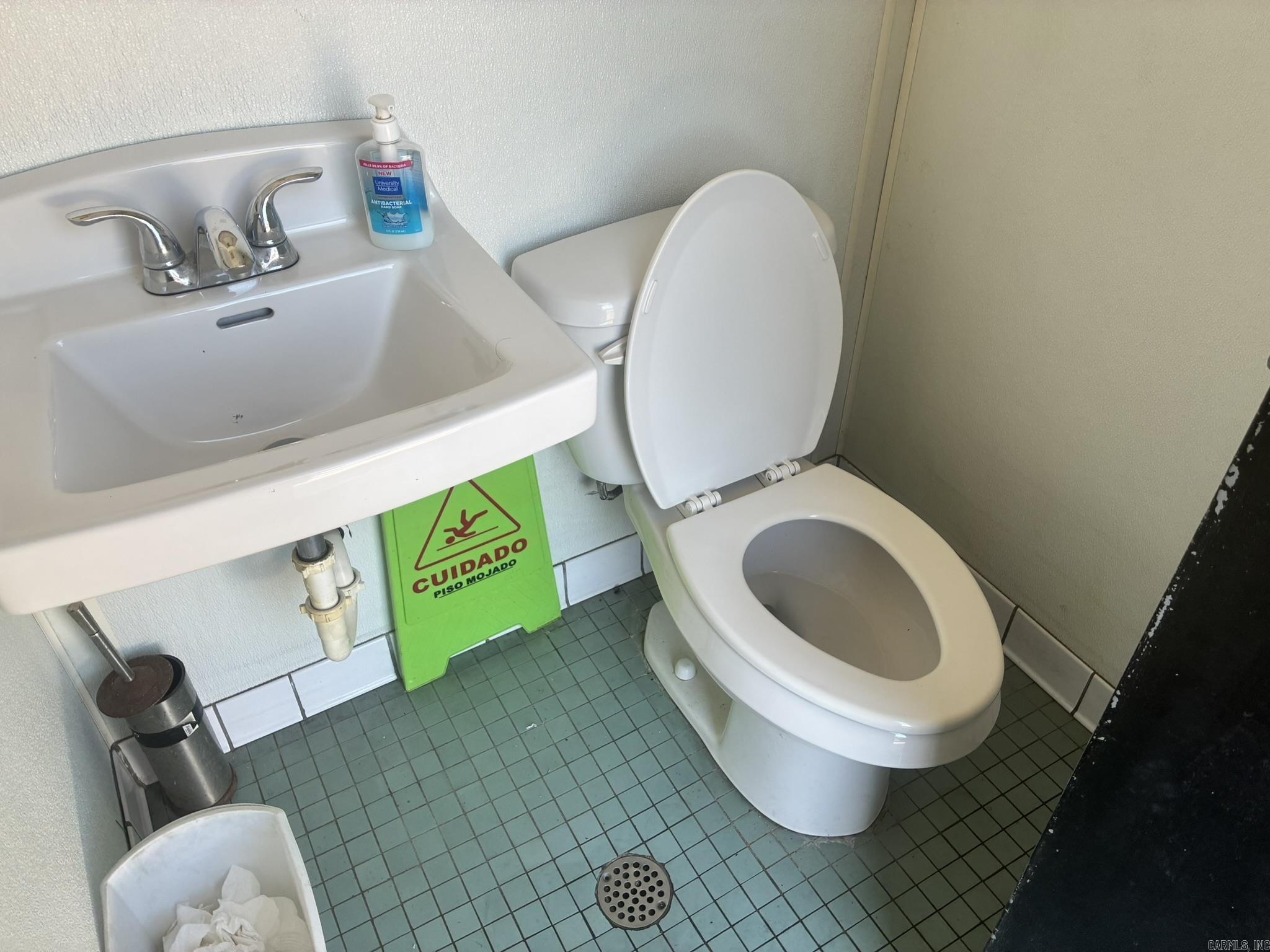 Main image without alt text