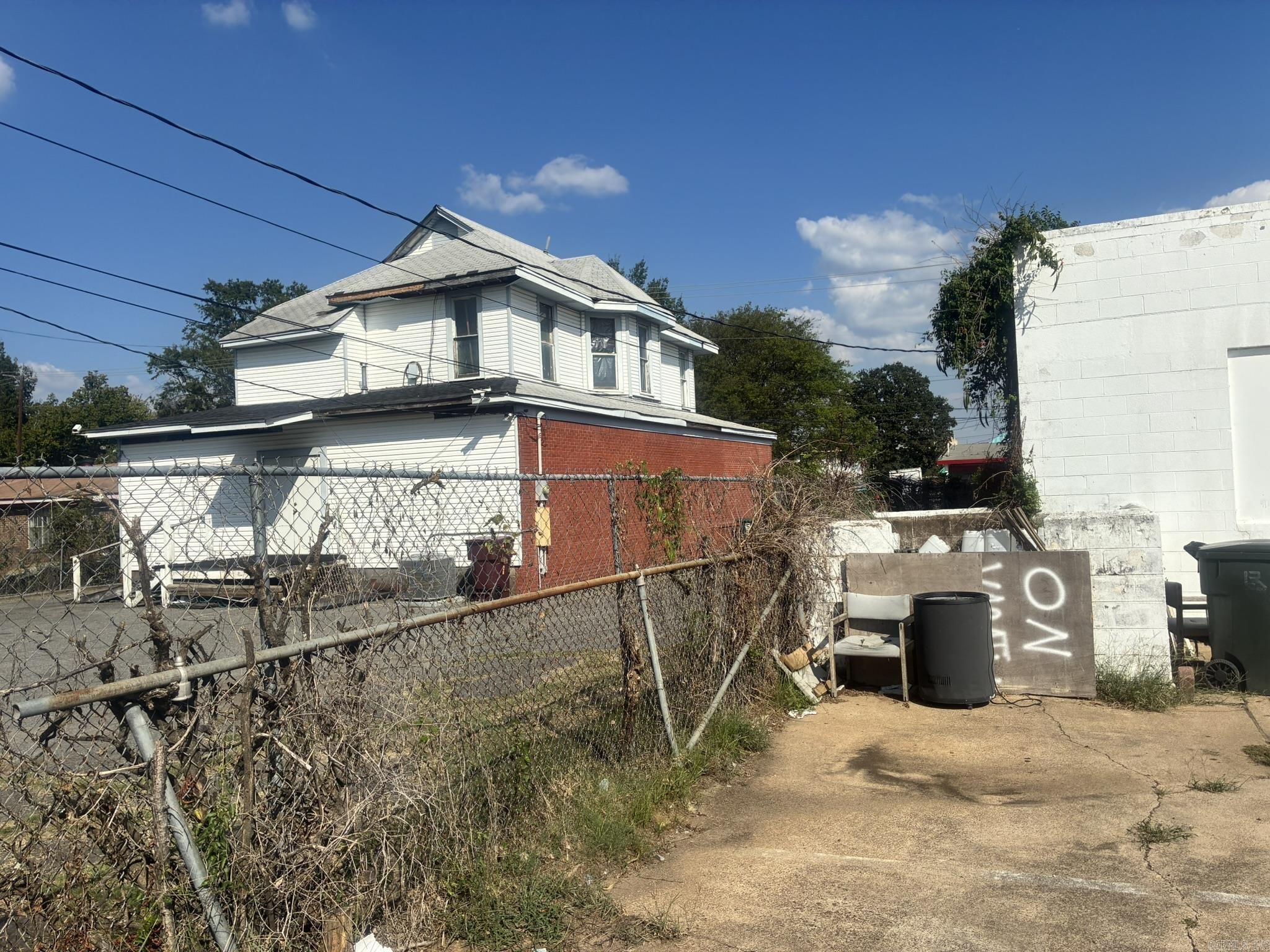 Main image without alt text