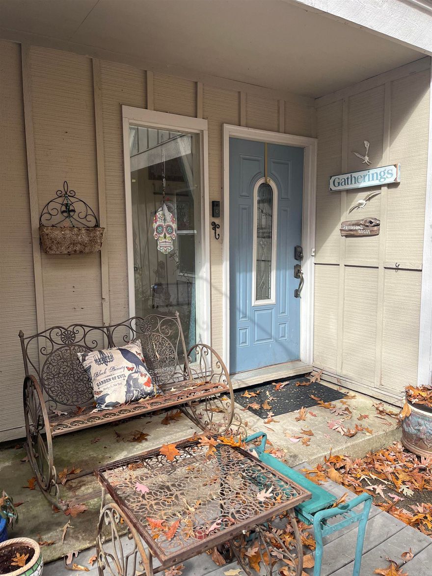 This condo features 3 bedrooms, and 2.5 bathrooms, making it spacious & comfortable! It is conveniently located to the Desoto Golf Club. A wonderful investment. Sold AS-IS.