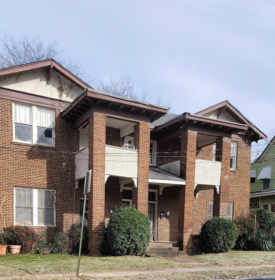 Updated apartment across from the Art Center.  Updated kitchen and bathroom.  Large Dining and living room.  All appliances including washer and dryer provided.
