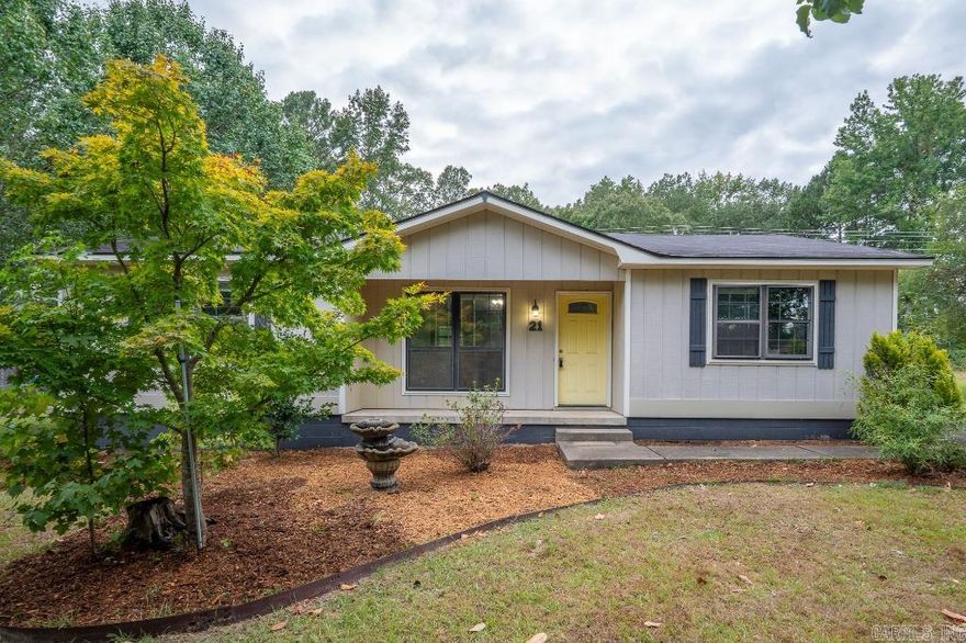 FANTASTIC 3 BED 1 BATH HOME. THIS HOME FEATURES LAMINATE FLOORING THROUGH OUT, TILE IN WET AREAS, FENCED BACK YARD, NEUTRAL PAINT AND MUCH MORE. SUPER CLEAN MOVE IN READY