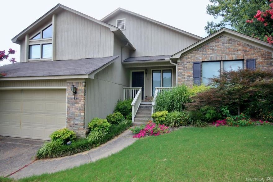 Wonderful soft contemporary in West Little Rock.  Neutral paint and décor. Sold before listed.