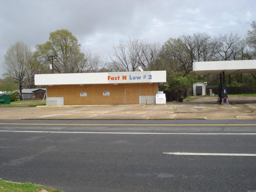 Closed Store with Great Potential for the Right Management!