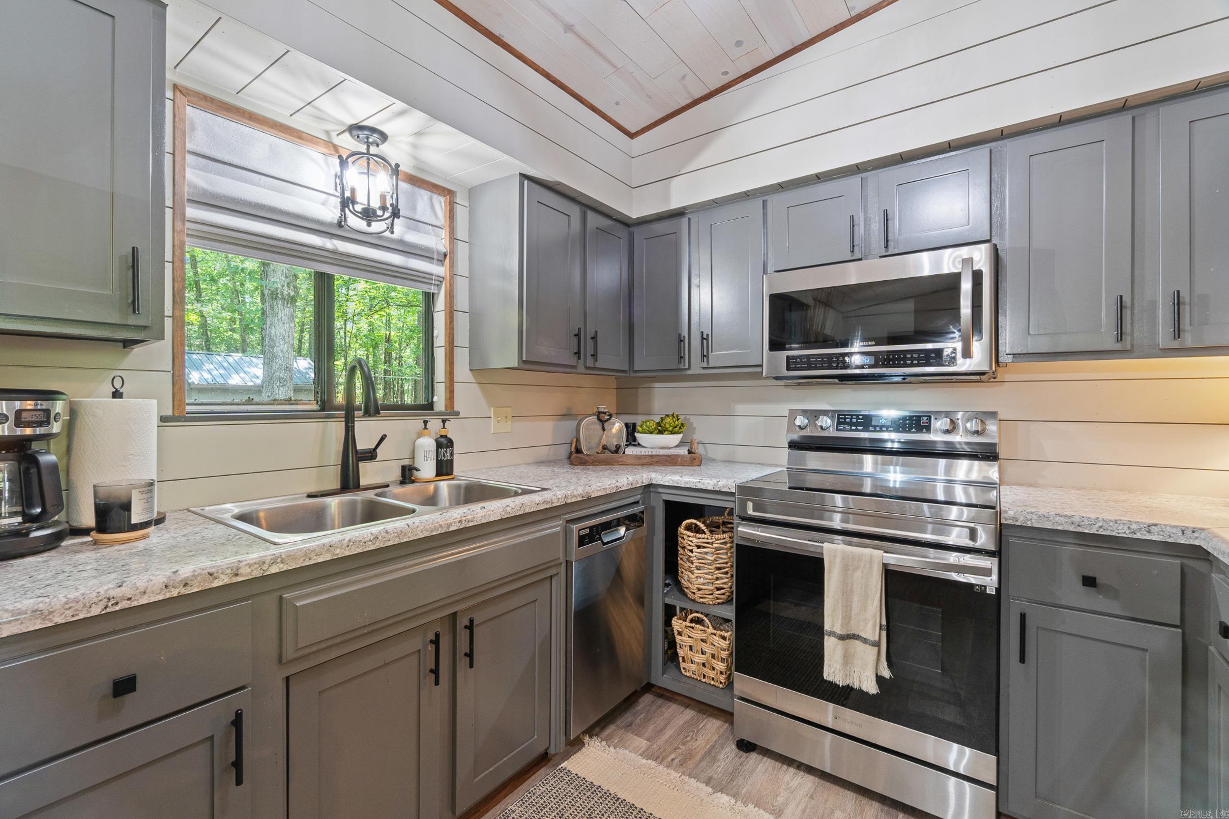 HAMILTON HILLS - Residential