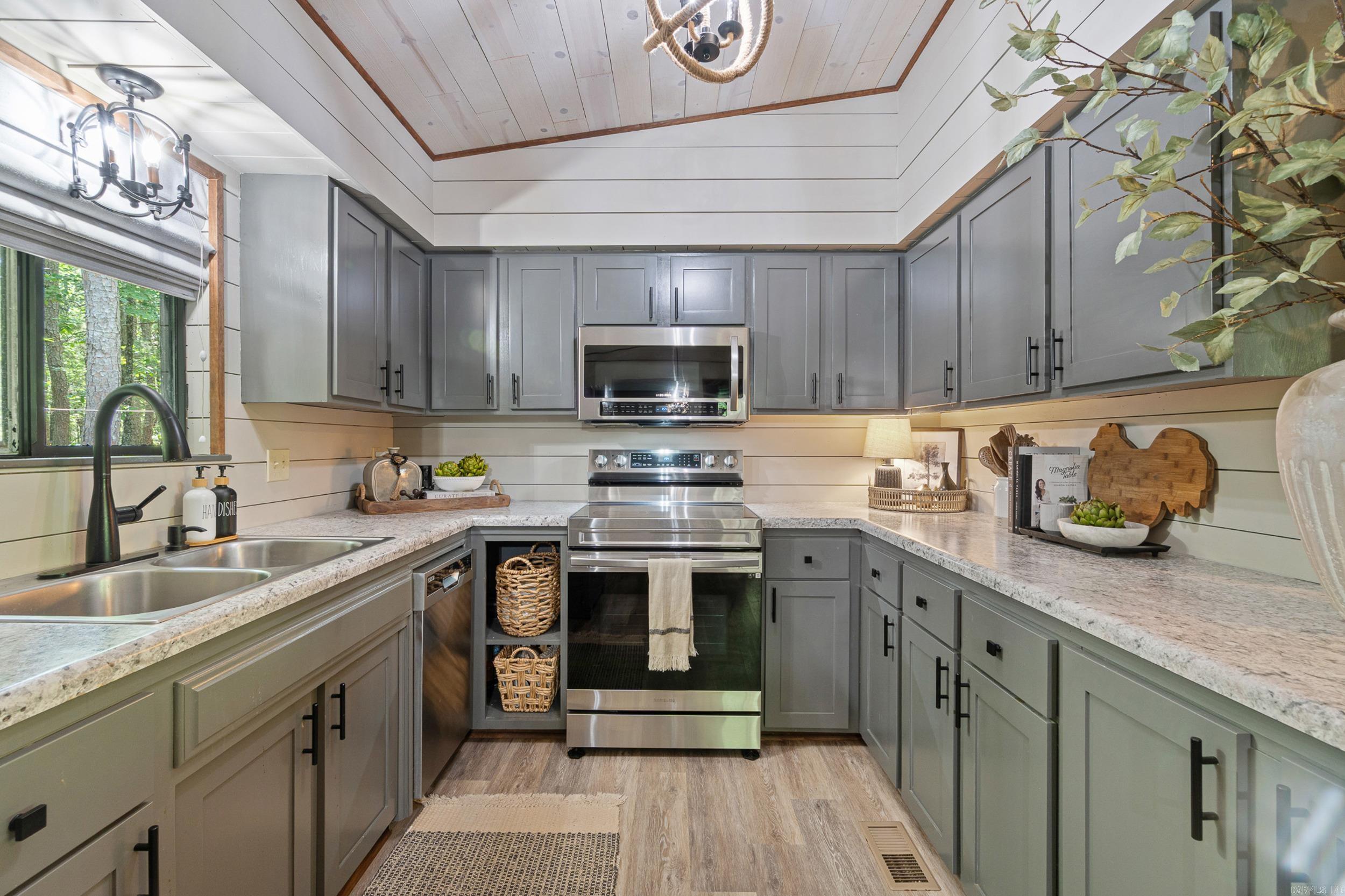 HAMILTON HILLS - Residential