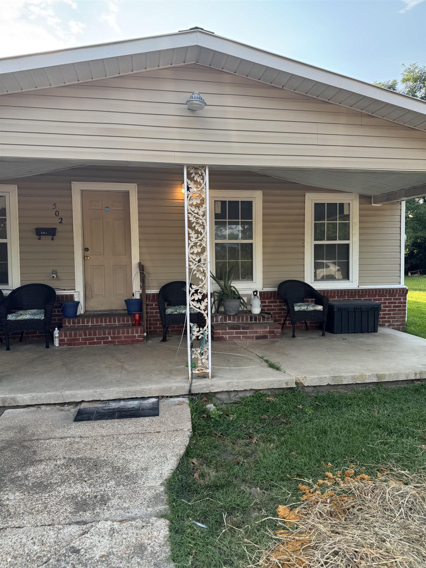 TWO BEDROOM , ONE BATH COZY HOME. CONVENIANT LOCATION, IDEAL FOR FIRST HOME OR INVESTMENT PROPERY