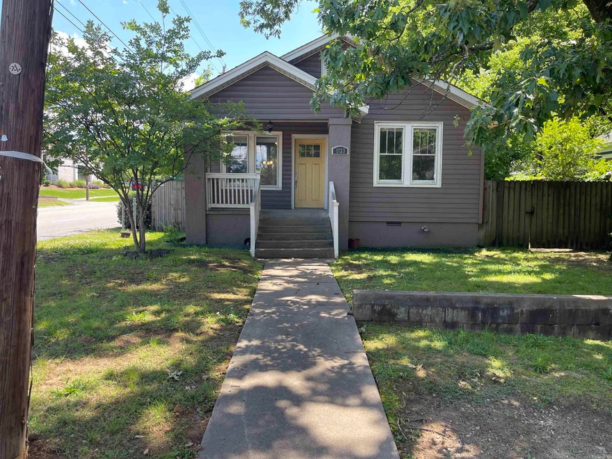 Charming home nestled in the heart of the Heights! Conveniently located near shopping, restaurants, parks, and all the neighborhood favorites, this adorable 3-bedroom, 1-bath home is full of character and warmth. Featuring beautiful hardwood floors throughout, the home offers a cozy and inviting feel with timeless charm. Perfect for anyone looking to enjoy one of Little Rock’s most desirable areas!