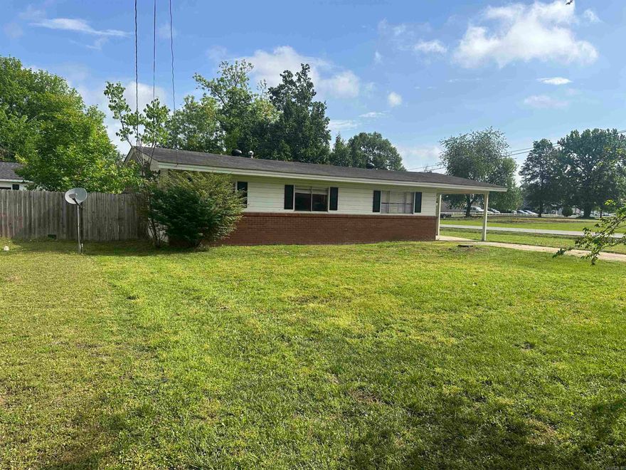 Come check out this charming home on a large corner lot close to all that Russellville has to offer. This home has 3 bedrooms and 1 full bath, a large fenced in back yard and so much more. AGENTS SEE REMARKS.