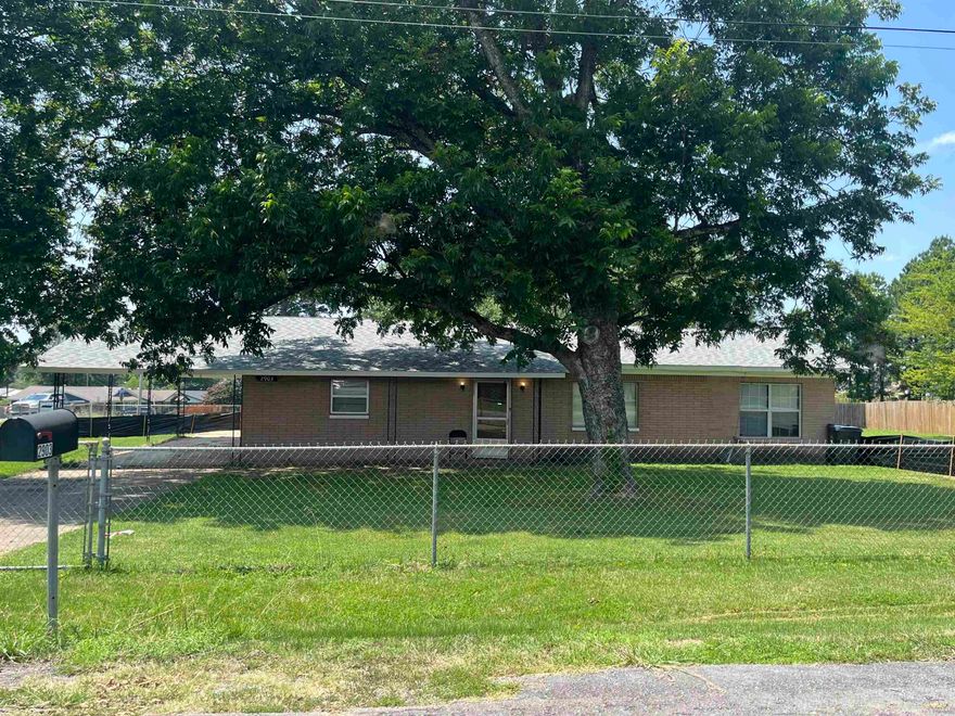 Cute 3 bed, 3 bath rental in Bryant! 2 pets allowed, $75/ea extra month.