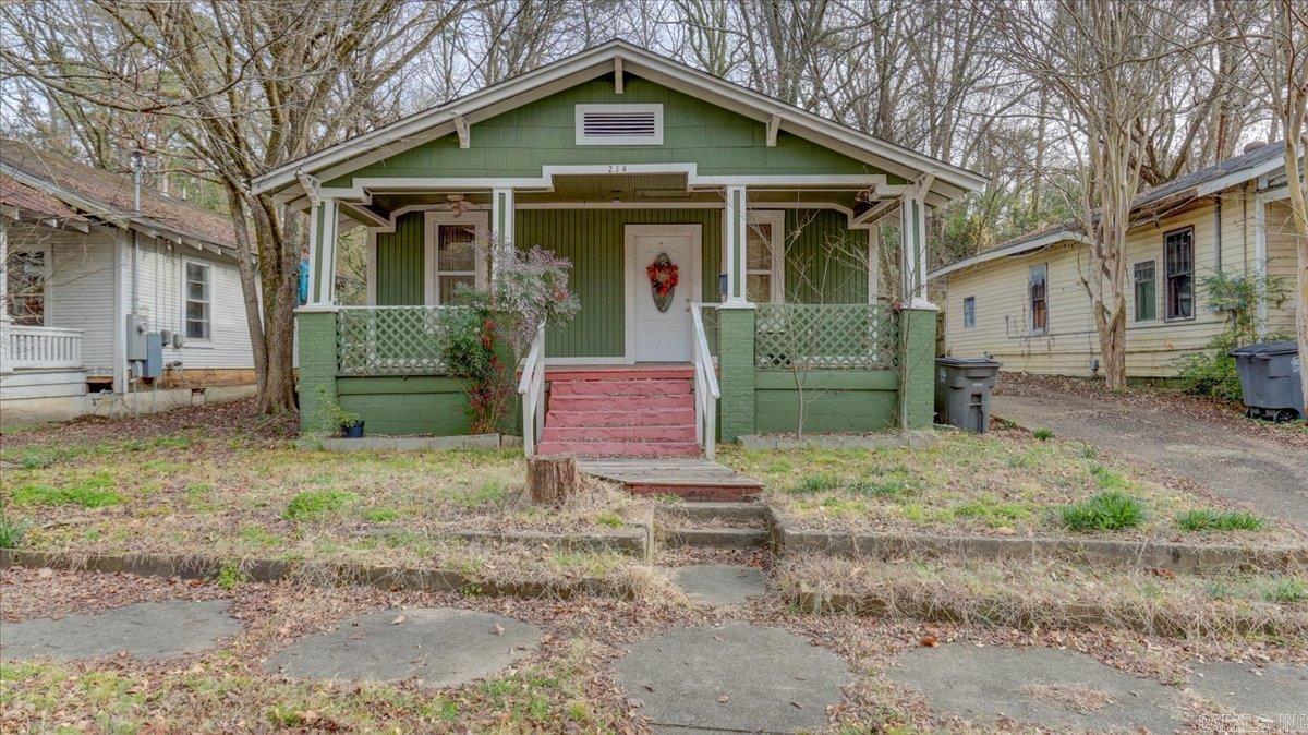 Investment Opportunity!!!! Updated floors, kitchen, bathrooms. Oversized Rooms. Great location in Park Avenue District. Close to downtown, shopping, restaurants, walk or take public transportation. See Docs for Floor Plan.