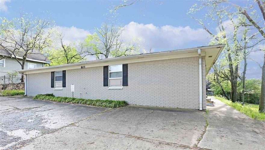 This studio apartment is in the heart of Hillcrest and the perfect value for a single person wanting to live in the heart of it all. All electric w/ updated appliances.  Tenant pays Electric plus  $50 per month for water, trash & sewer payable to owner.