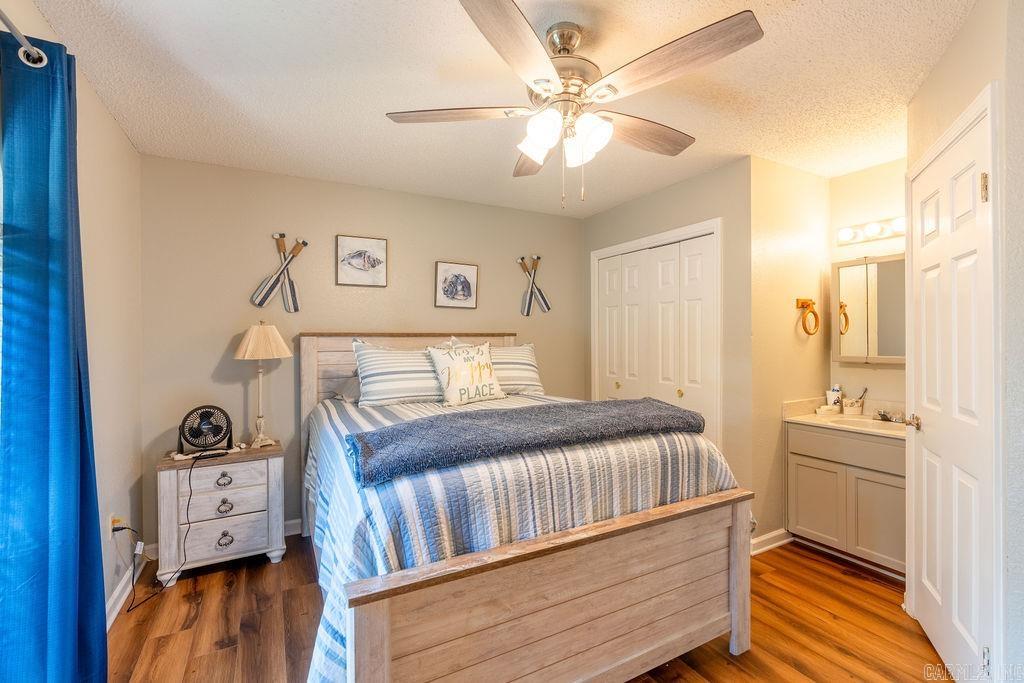 BAYWOOD - LAKE - Residential
