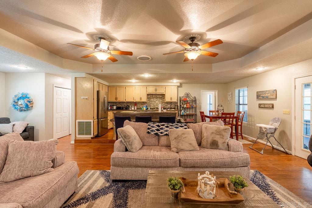 BAYWOOD - LAKE - Residential