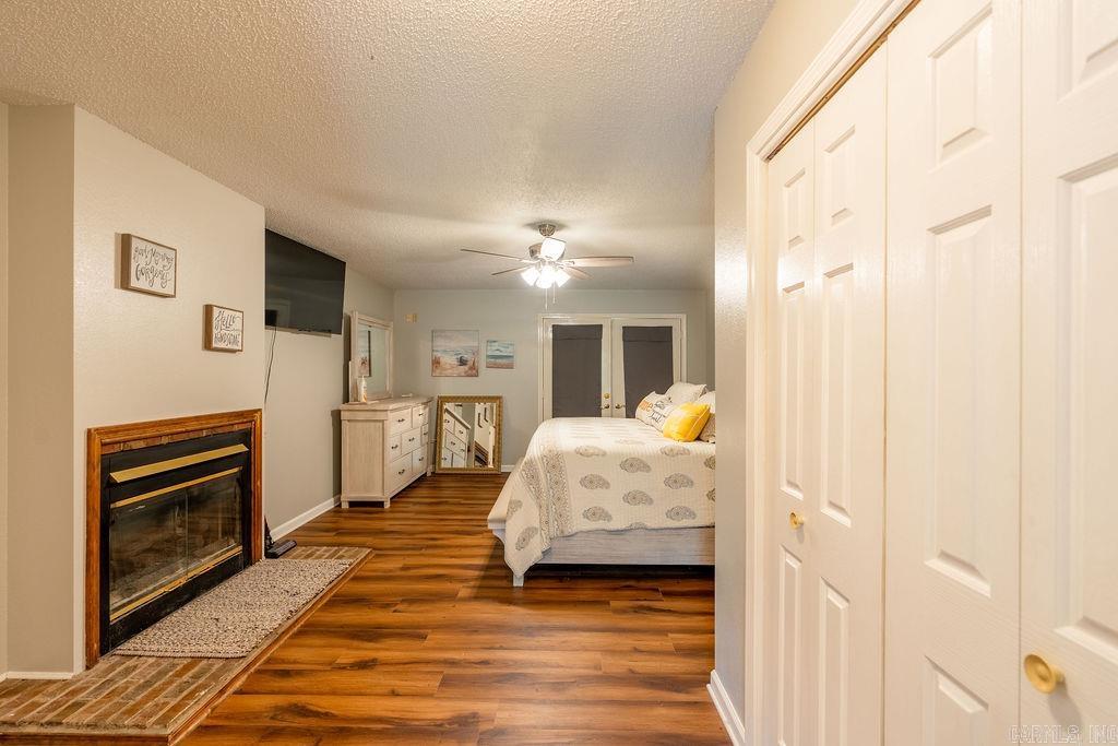 BAYWOOD - LAKE - Residential