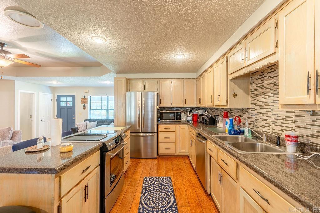 BAYWOOD - LAKE - Residential