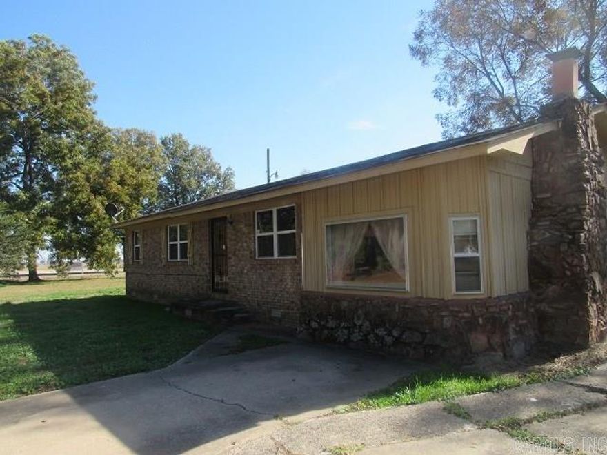 Lonoke-- SOLD AS IS  3 Bed rm, 1 Bath Cute home Great rm, Kitchen -Din-Rm- Combo, Den with Fireplace & a Large back yard. This house will make a good Rental property or investment property. You will need a Approval Letter, Earnest Money. Submit all offers to auction.com