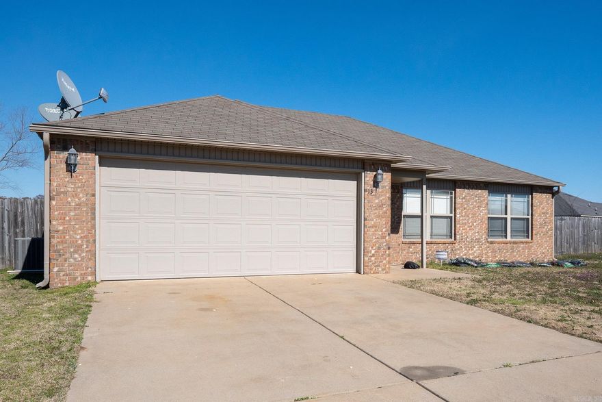 FANTASTIC 3 BED 2 BATH HOME. THIS HOME FEATURES NEURAL PAINT, LVT, DOUBLE VANITIES IN MASTER, FULLY FENCED, NEW OVEN TO BE INSTALLED. SUPER CLEAN AND MOVE IN READY