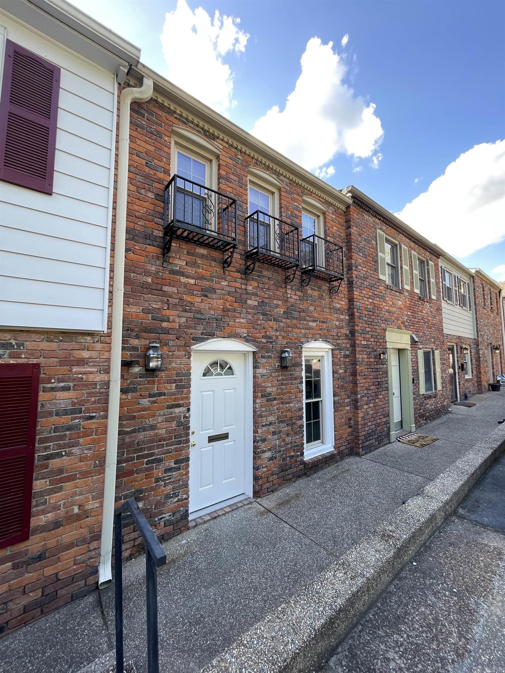 HAMPTON COURT APT HPR - Residential