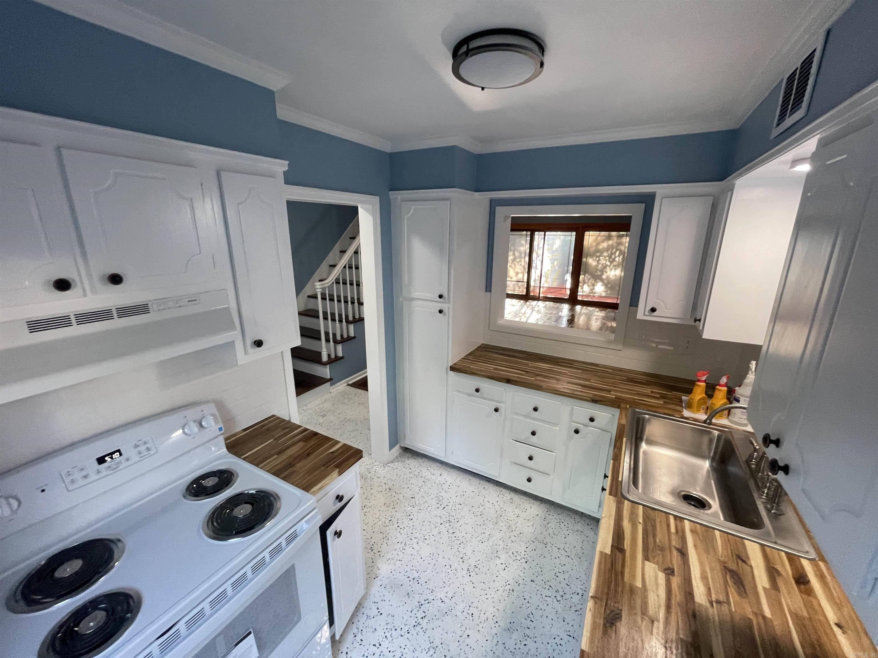 HAMPTON COURT APT HPR - Residential