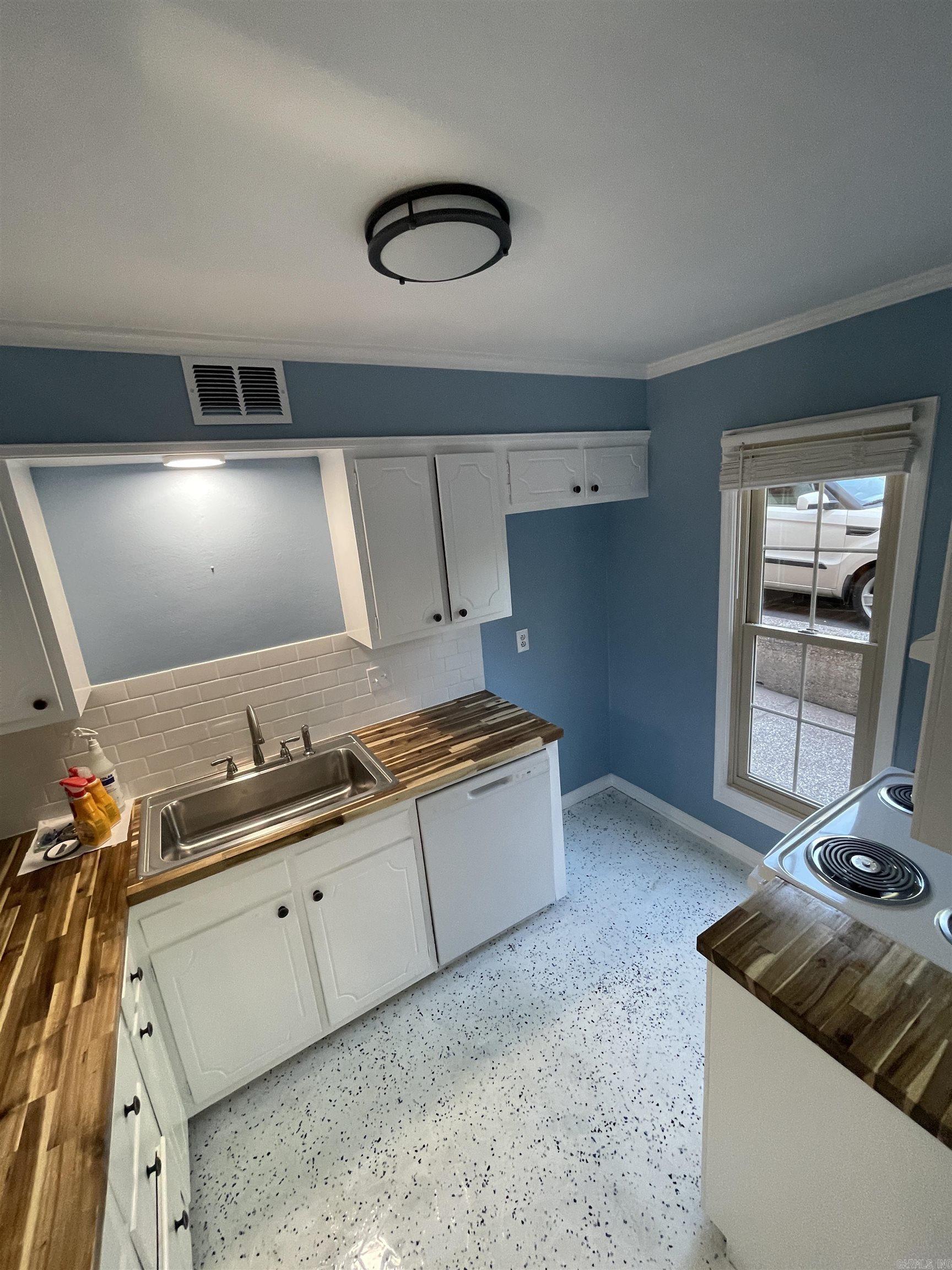 HAMPTON COURT APT HPR - Residential