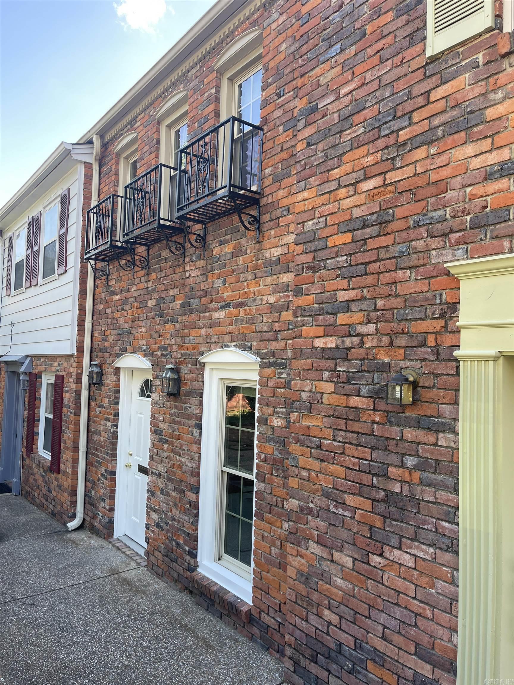 HAMPTON COURT APT HPR - Residential