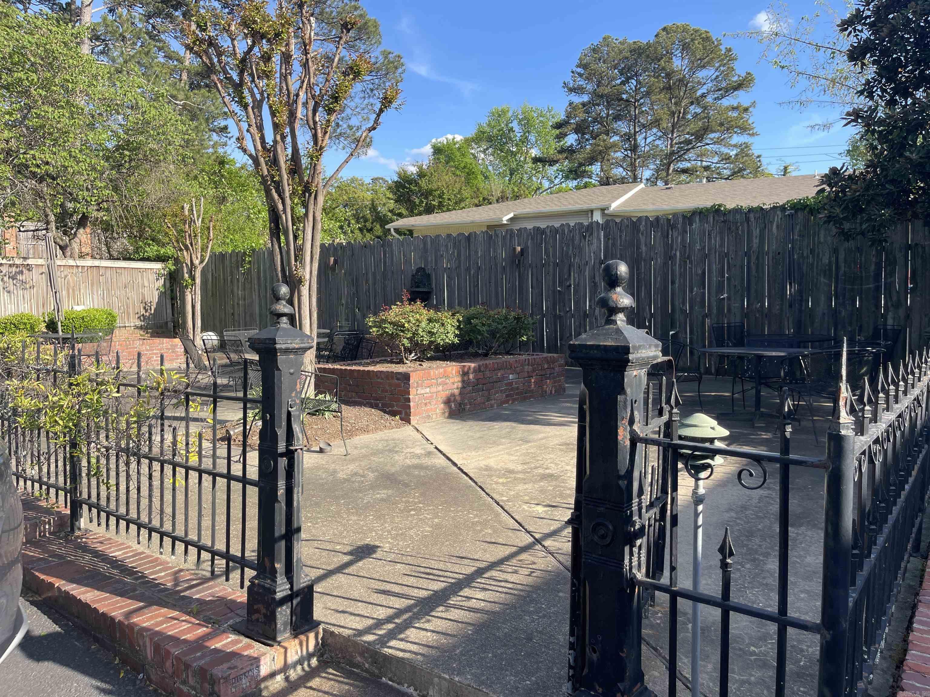 HAMPTON COURT APT HPR - Residential