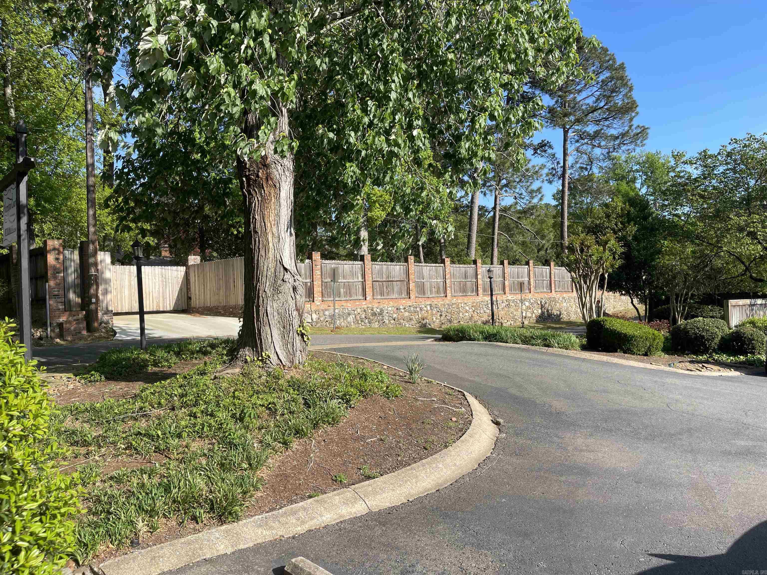 HAMPTON COURT APT HPR - Residential