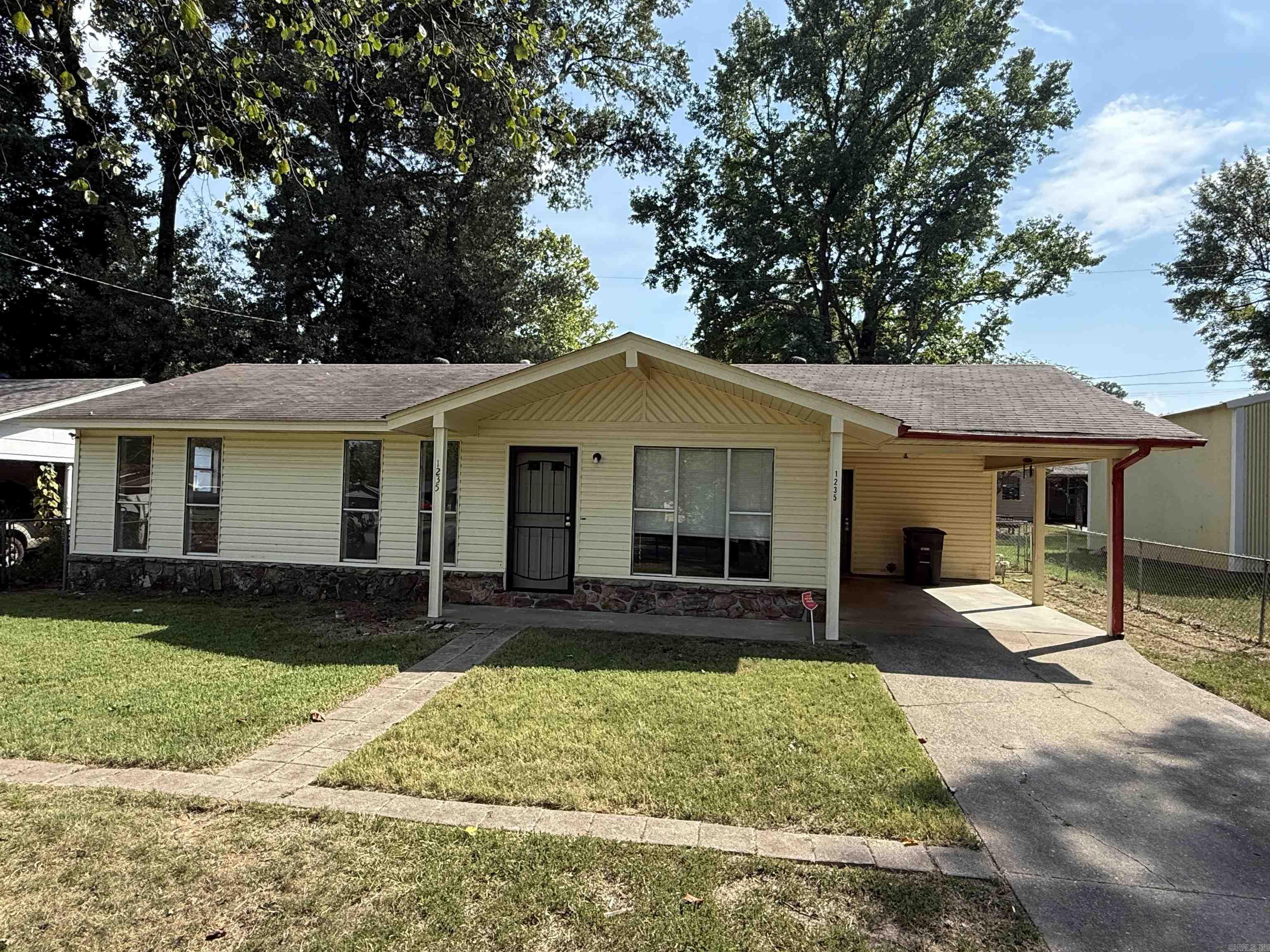 Nice starter 3BD 1.5 BA home with NEW Laminate flooring throughout! NEW Paint! NEW Dishwasher! Fully fenced yard. Carport.
