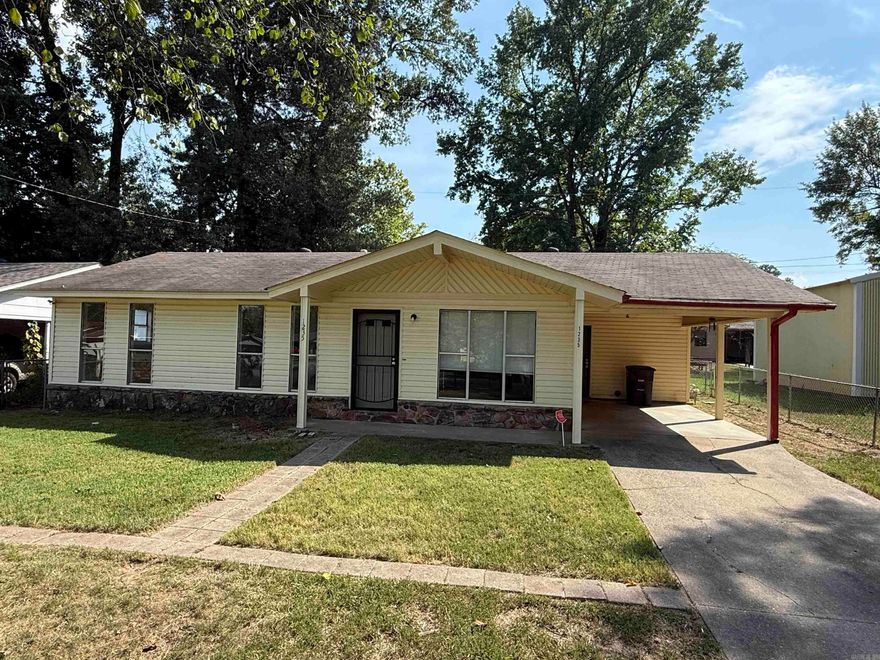 Nice starter 3BD 1.5 BA home with NEW Laminate flooring throughout!  NEW Paint! NEW Dishwasher! Fully fenced yard. Carport.