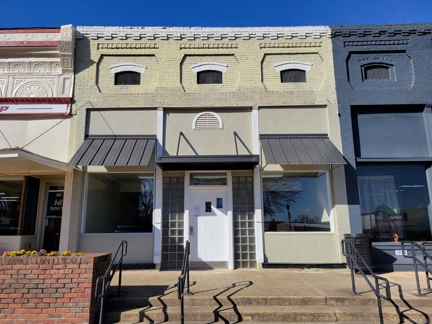 Large retail building with great location in historic downtown De Queen.  Buyer can choose what type of business they want. Has been used as an office and offers a 1/2 bath and kitchenet. Building is 1500 sq. ft. with central heat and air and is in good condition. Being Sold in as is condition.