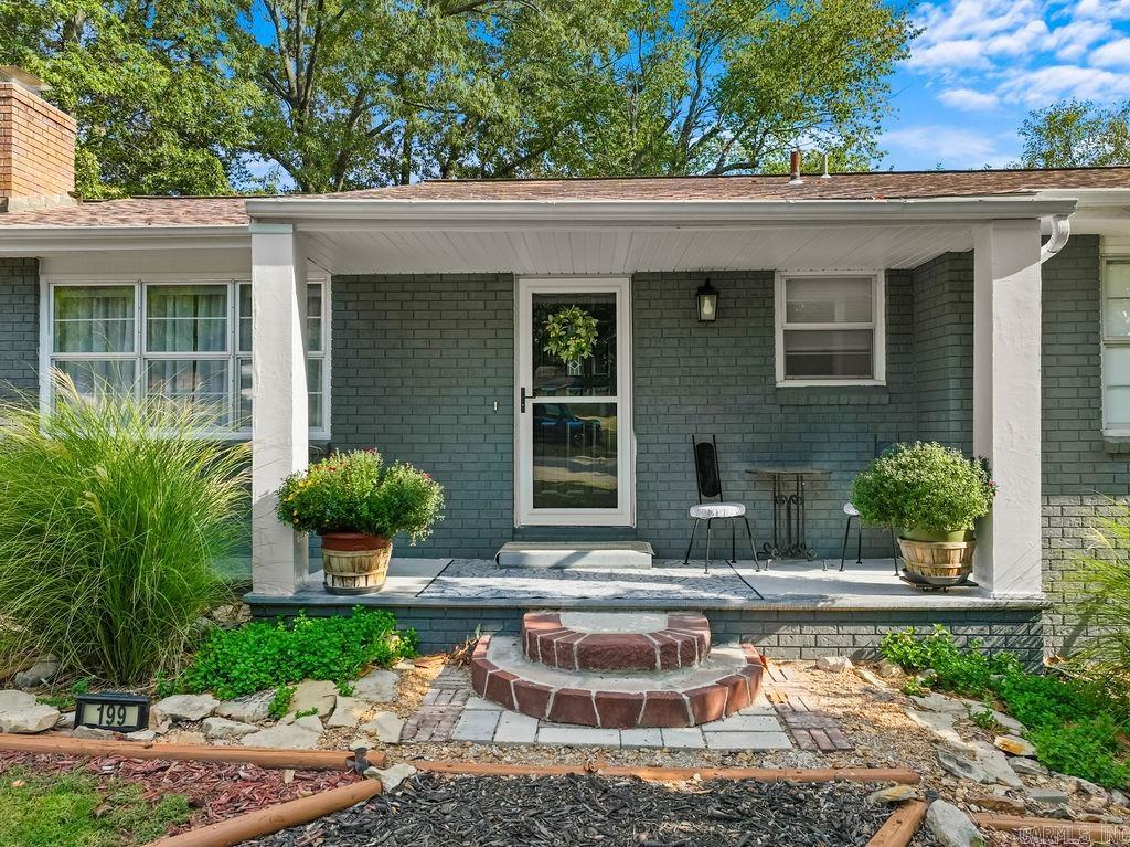 This one-level 2 bedroom, 1.5 bathroom home features an inviting covered front porch and an updated exterior offers extra curb appeal. Inside, you'll find a cozy yet functional layout featuring a wood-burning fireplace in the living area, which flows seamlessly into the dining space and charming kitchen with convenient laundry space. Situated steps away from a recreational, paved walking trail with art sculptures, a disc golf course, stone benches and Arkansas State University ā Mountain Home, this home puts education and recreation at your doorstep. A spacious fenced back yard is ideal for pets, gardening, or gatherings, along with a private patio area enclosed by wood privacy fencing. An attached two-car garage offers space for storage, parking or hobbies.