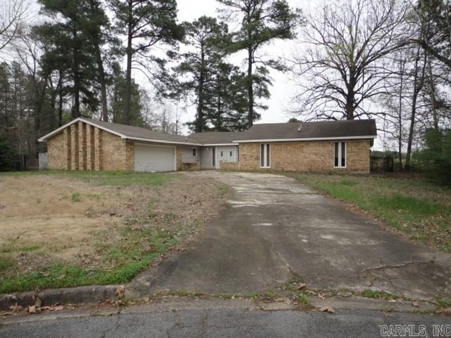 Large home in the Westchester Subdivision with 3 bedrooms, 2 full bathroom, 2 car garage and fenced in back yard.  Property has big back yard and formal dining room. Make all offers to:  Hudson and Marshall as the property is going to Auction.