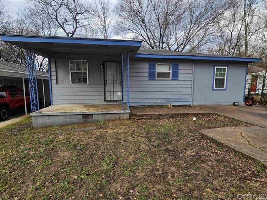 Kitchen/Dining Combo, 4 bedrooms and 1 bathroom, Den/Family Room. This would make a great starter home or investment property. All offers must have the verbiage (buyer is aware there is a lease in place and agrees to all terms) No SPD as seller has never lived in the property. Schedule your showing with showing time online. This can be apart of a package deal including 9 Rosemont, 5917 Chaucer and 3600 Willow