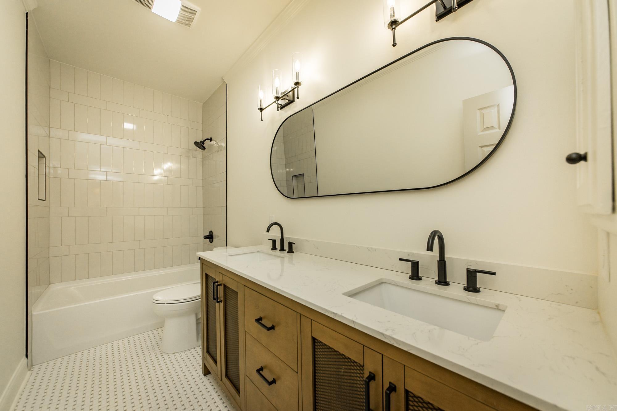 COUNTRY CLUB VILLAS - Residential