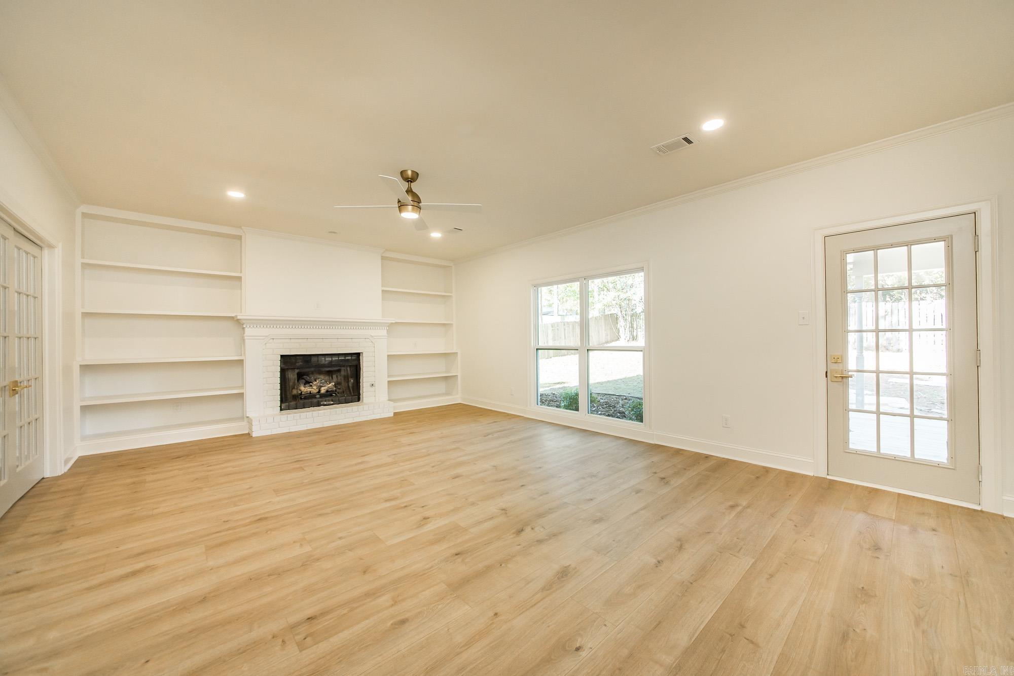 COUNTRY CLUB VILLAS - Residential