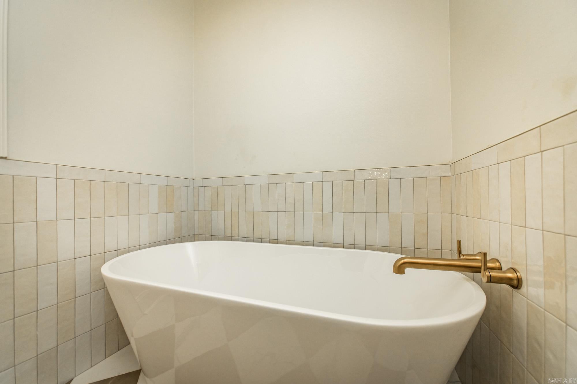 COUNTRY CLUB VILLAS - Residential