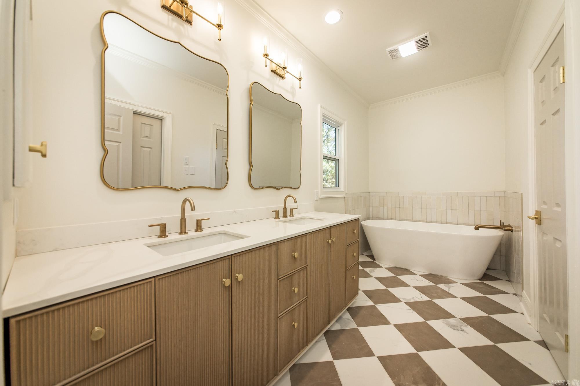 COUNTRY CLUB VILLAS - Residential