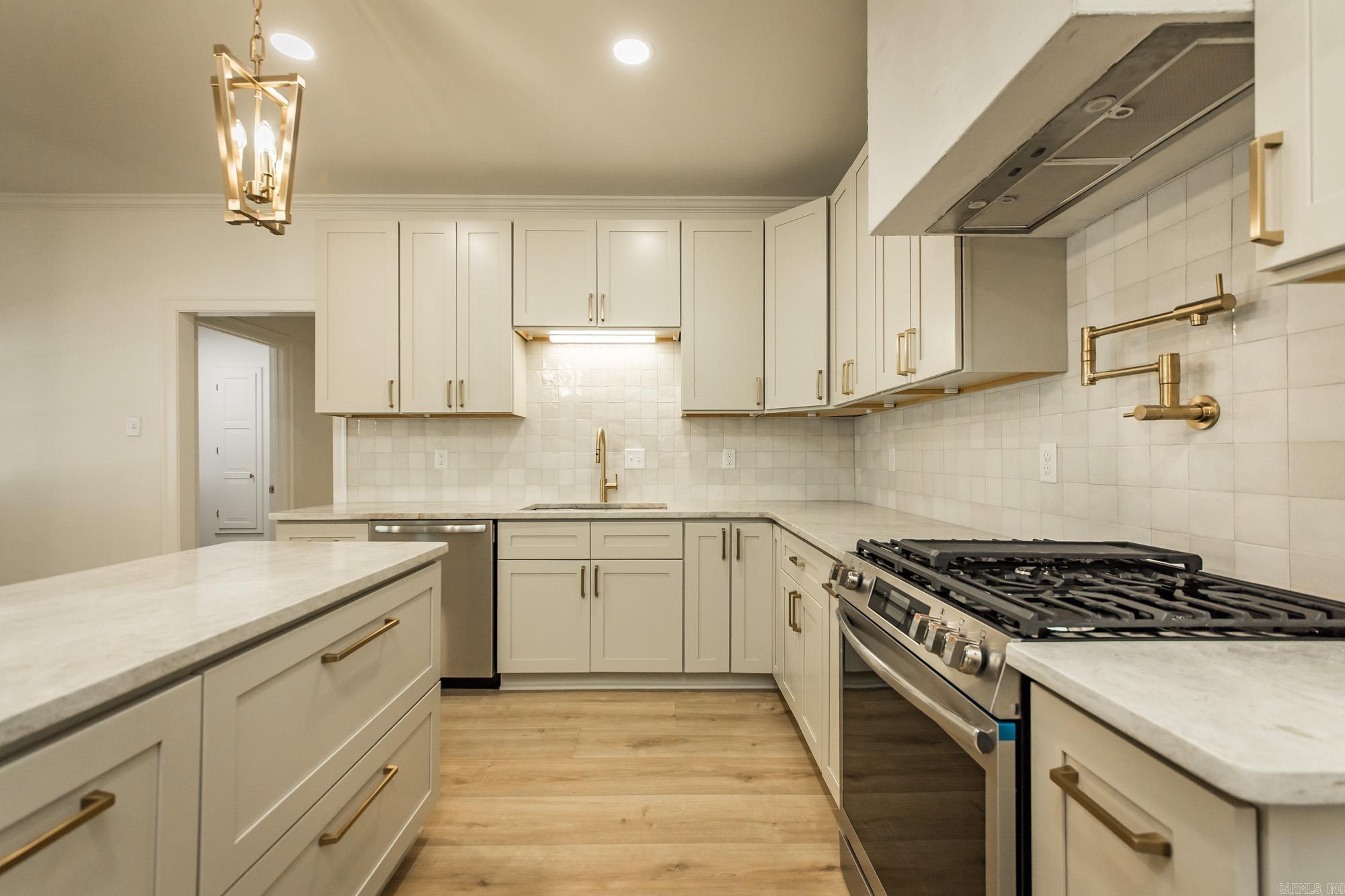 COUNTRY CLUB VILLAS - Residential